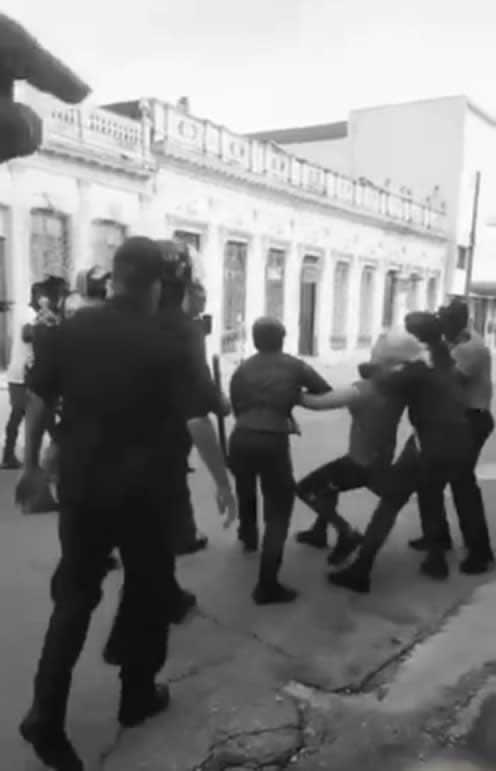 Brutal represión policial contra manifestantes pacíficos de las protestas del 11J, en especial hacia las mujeres.